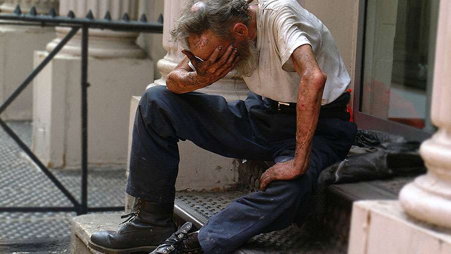 Alter Mann Obdachloser Senior Rentner Weinend Hand vor Gesicht Tränen Mitleid und Mitgefühl ohne Obdach Dünn ausgemagert