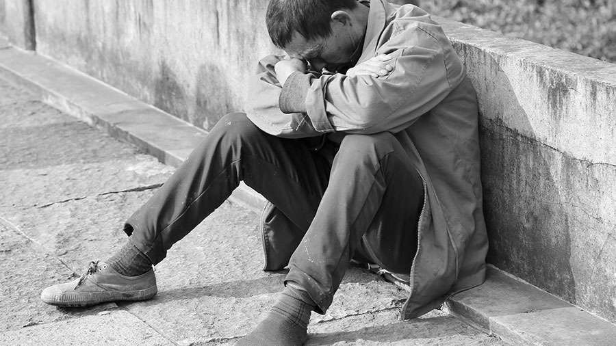 liebevolle trauersprüche persönlich Schwarz Weiß Weiss Bild eines obdachlosen armen traurigen weinenden Mann ohne Klamotten ohne Haus ohne Nahrung Mitgefühl Helfen hilfe trauer