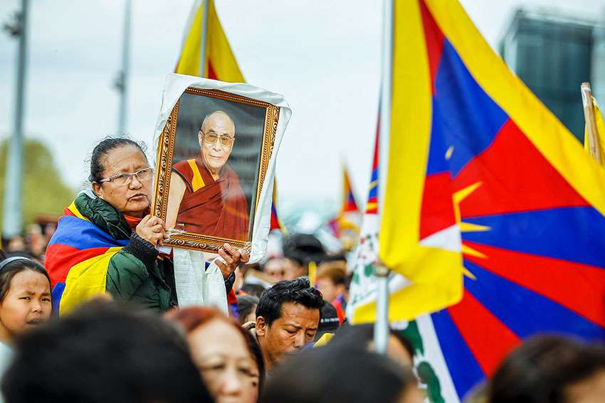 wer ist der dalai lama nepal tibet portrait fahnen